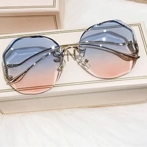 Vintage Style Oversized Square Sunglasses. UV 400 protection and Metal F…